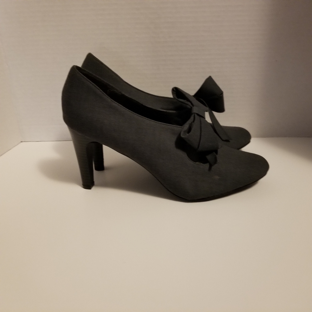 Gray Heels w/ Bow Top 3.5 Inch Heel